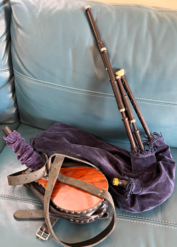 Scottish smallpipes set - smallpipes, with